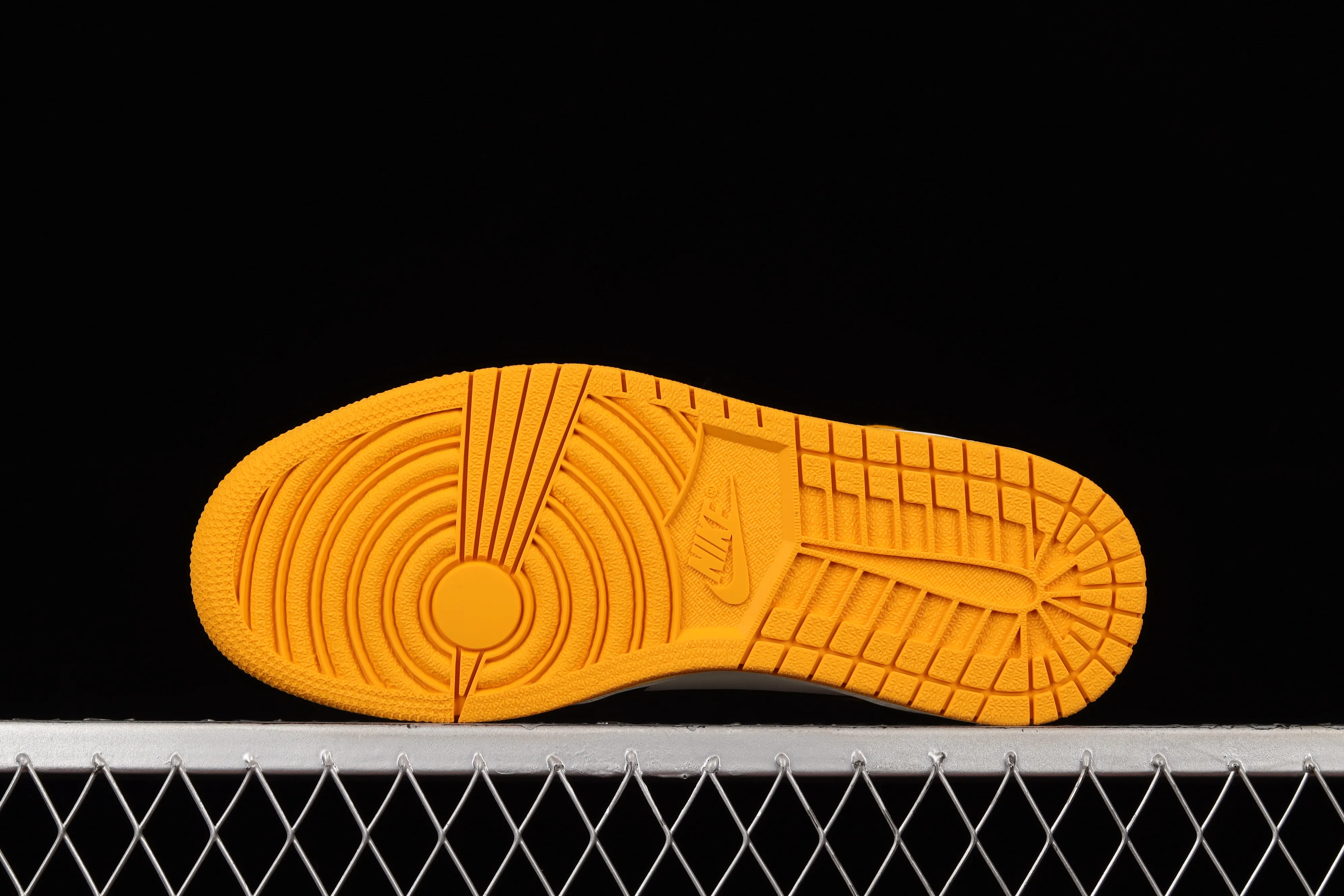 All categories Air Jordan Jordan series basketball shoes Air Jordan 1 High pure original version Air Jordan 1 Retro High OG AJ1 Joe 1 black and yellow toe 555088-711